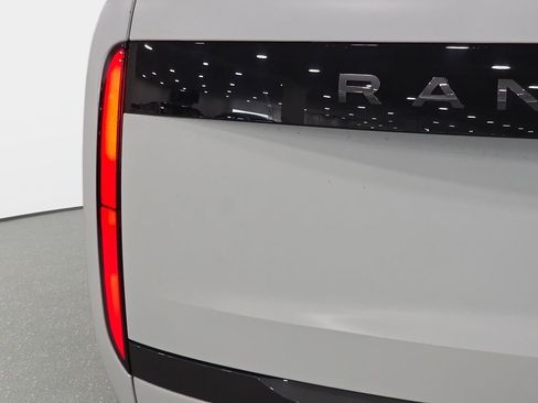 Used 2025 Land Rover Range Rover SE AWD/4WD image 29