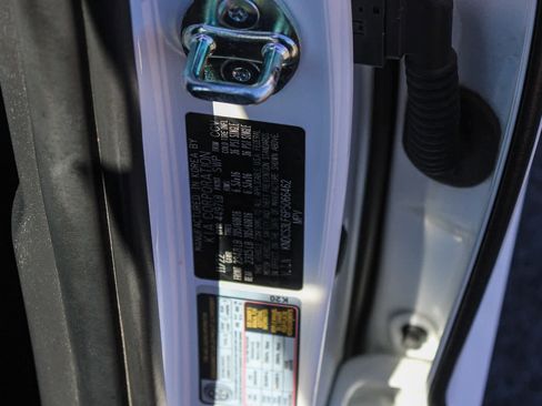 Used 2023 Kia Niro EX image 24