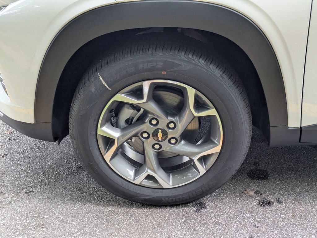 New 2026 Chevrolet Trax LT w/ Driver Confidence Package FWD image 7