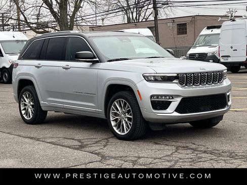 Used 2022 Jeep Grand Cherokee Summit w/ Luxury Tech Group V image 8