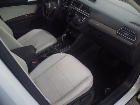 Used 2018 Volkswagen Tiguan SE w/ Panoramic Sunroof Package image 32