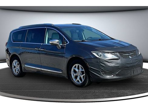 Used 2020 Chrysler Pacifica Limited FWD image 14