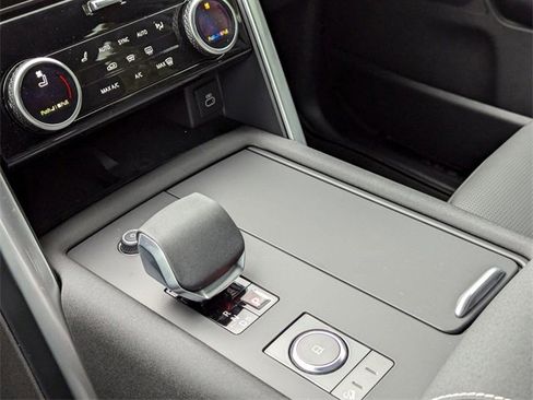 New 2025 Land Rover Discovery Dynamic SE image 9