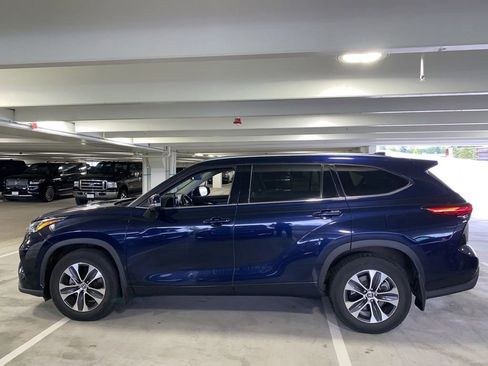 Used 2020 Toyota Highlander XLE AWD/4WD image 2