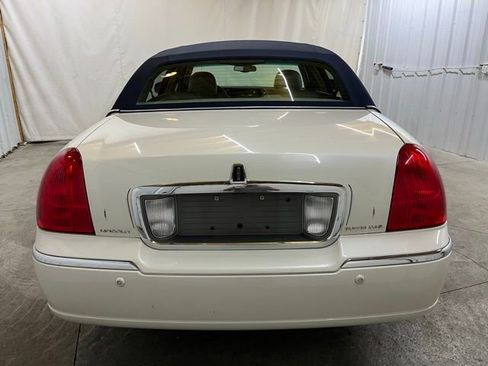Used 2005 Lincoln Town Car Signature Limited RWD image 8