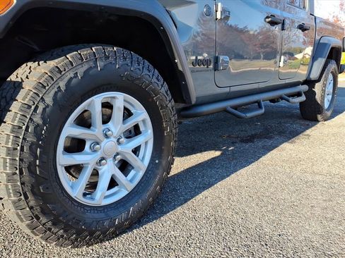 Used 2023 Jeep Gladiator Sport image 11
