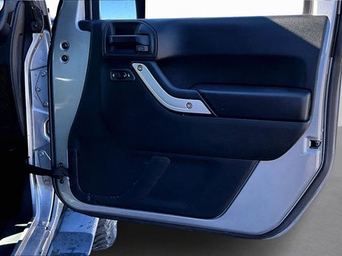 Used 2018 Jeep Wrangler Sahara w/ Connectivity Group AWD/4WD image 15