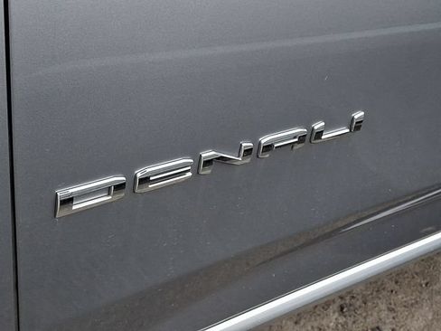 Used 2025 GMC Yukon XL Denali AWD/4WD image 9
