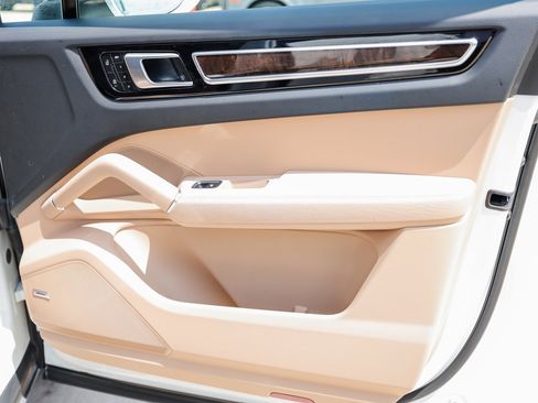 Certified 2023 Porsche Cayenne Platinum Edition image 26