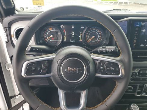 Used 2025 Jeep Wrangler Unlimited Sahara AWD/4WD image 10
