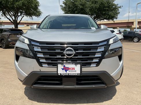 Used 2025 Nissan Rogue SV FWD image 2
