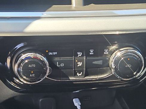 Used 2025 Chevrolet Trax LT w/ Sunroof Package FWD image 17