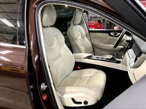 Used 2018 Volvo XC60 T5 Momentum w/ Vision Package image 9
