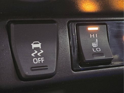 Used 2022 Toyota RAV4 XLE Premium AWD/4WD image 31
