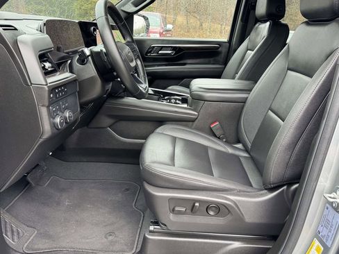 Used 2025 Chevrolet Suburban Z71 AWD/4WD image 21
