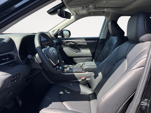 New 2026 Toyota Highlander Limited AWD/4WD image 12