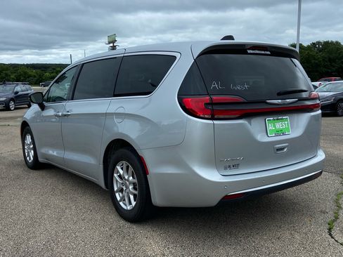 Used 2024 Chrysler Pacifica Touring-L FWD image 5