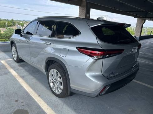 Used 2021 Toyota Highlander Limited AWD/4WD image 2