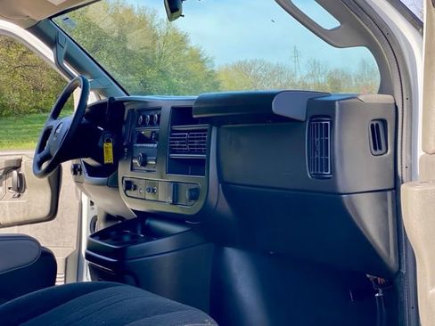 Used 2024 GMC Savana 2500 w/ Driver Convenience Package image 15