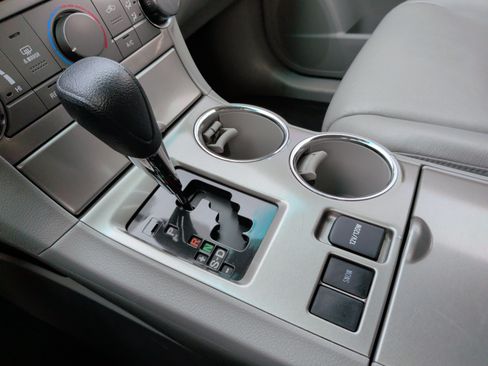Used 2013 Toyota Highlander Plus FWD image 17