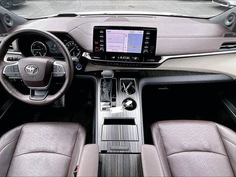 Certified 2024 Toyota Sienna Platinum image 16