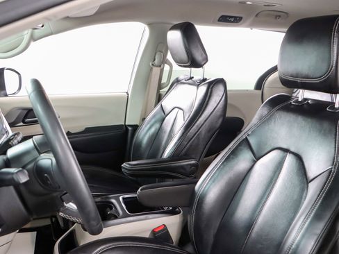 Used 2023 Chrysler Pacifica Touring-L image 23