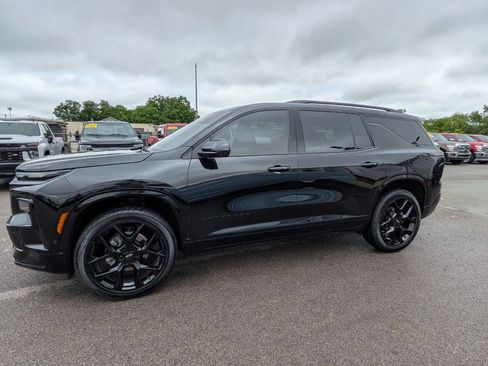 Used 2025 Chevrolet Traverse RS AWD/4WD image 2
