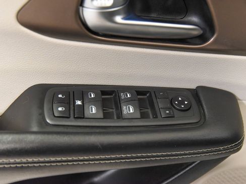 Used 2020 Chrysler Voyager Lxi image 15