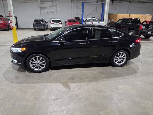 Used 2017 Ford Fusion SE w/ Fusion SE Technology Package FWD image 4