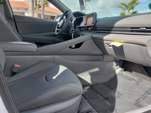 Certified 2025 Hyundai Elantra SE image 21
