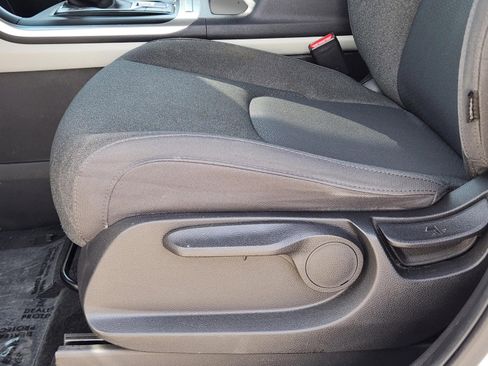 Used 2023 Kia Carnival LX FWD image 21
