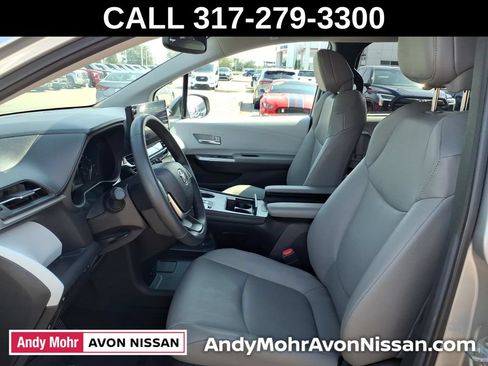 Used 2025 Toyota Sienna XLE FWD image 18