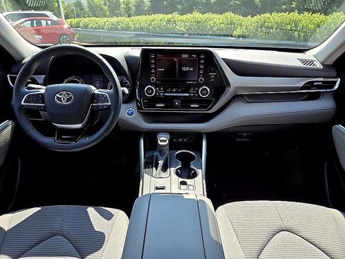Used 2020 Toyota Highlander LE image 11