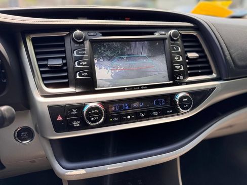 Used 2019 Toyota Highlander XLE AWD/4WD image 17