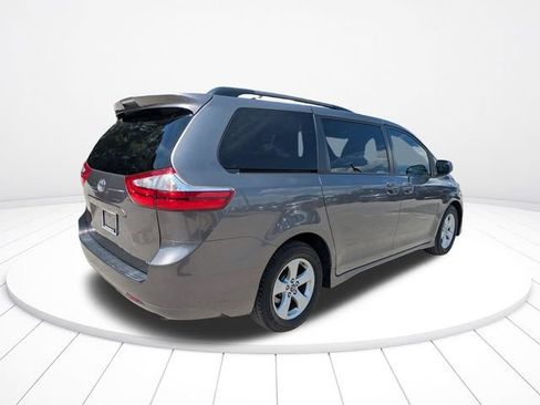 Used 2019 Toyota Sienna LE FWD image 4