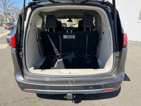 Used 2017 Chrysler Pacifica Touring-L Plus FWD image 19