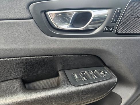 Used 2019 Volvo XC60 T6 Momentum w/ Advanced Package image 24