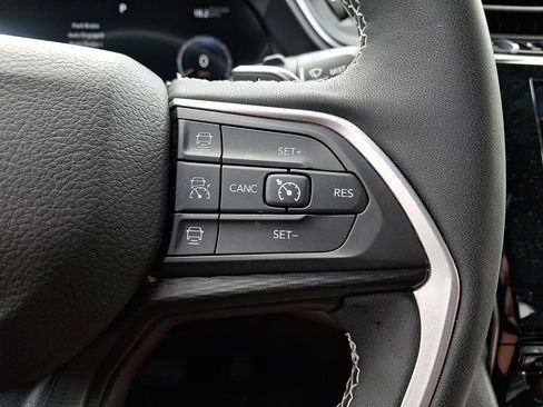 Used 2023 Jeep Grand Cherokee Altitude AWD/4WD image 23