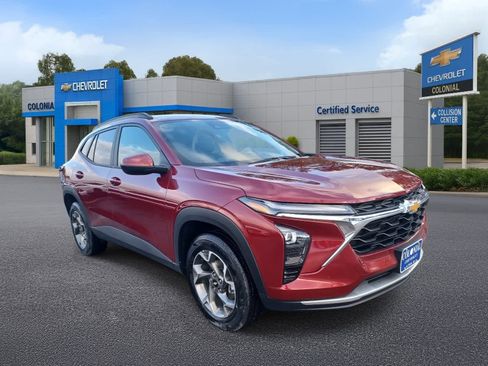 Used 2025 Chevrolet Trax LT w/ LT Convenience Package image 2