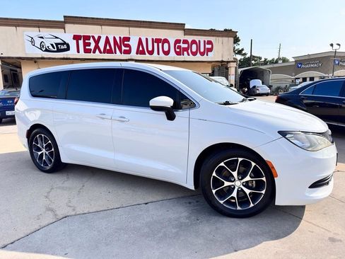 Used 2017 Chrysler Pacifica LX FWD image 2
