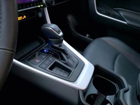 Used 2021 Toyota RAV4 XLE Premium image 16