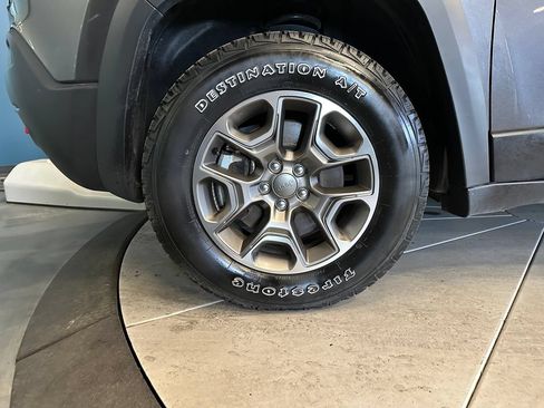 Used 2022 Jeep Cherokee Trailhawk AWD/4WD image 26
