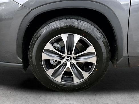 Used 2023 Toyota Highlander XLE FWD image 12