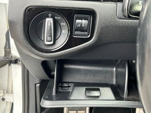 Used 2019 Volkswagen Golf R 4-Door image 33