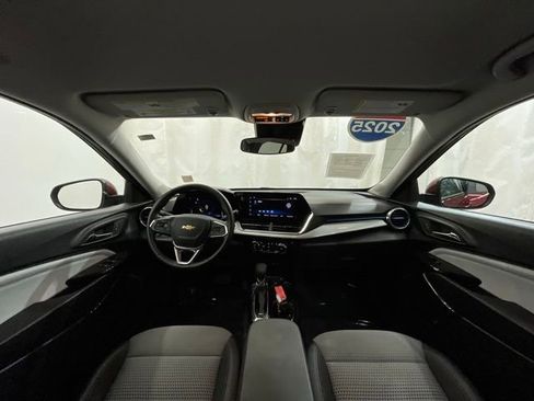 Used 2025 Chevrolet Trax LT w/ LT Convenience Package FWD image 16