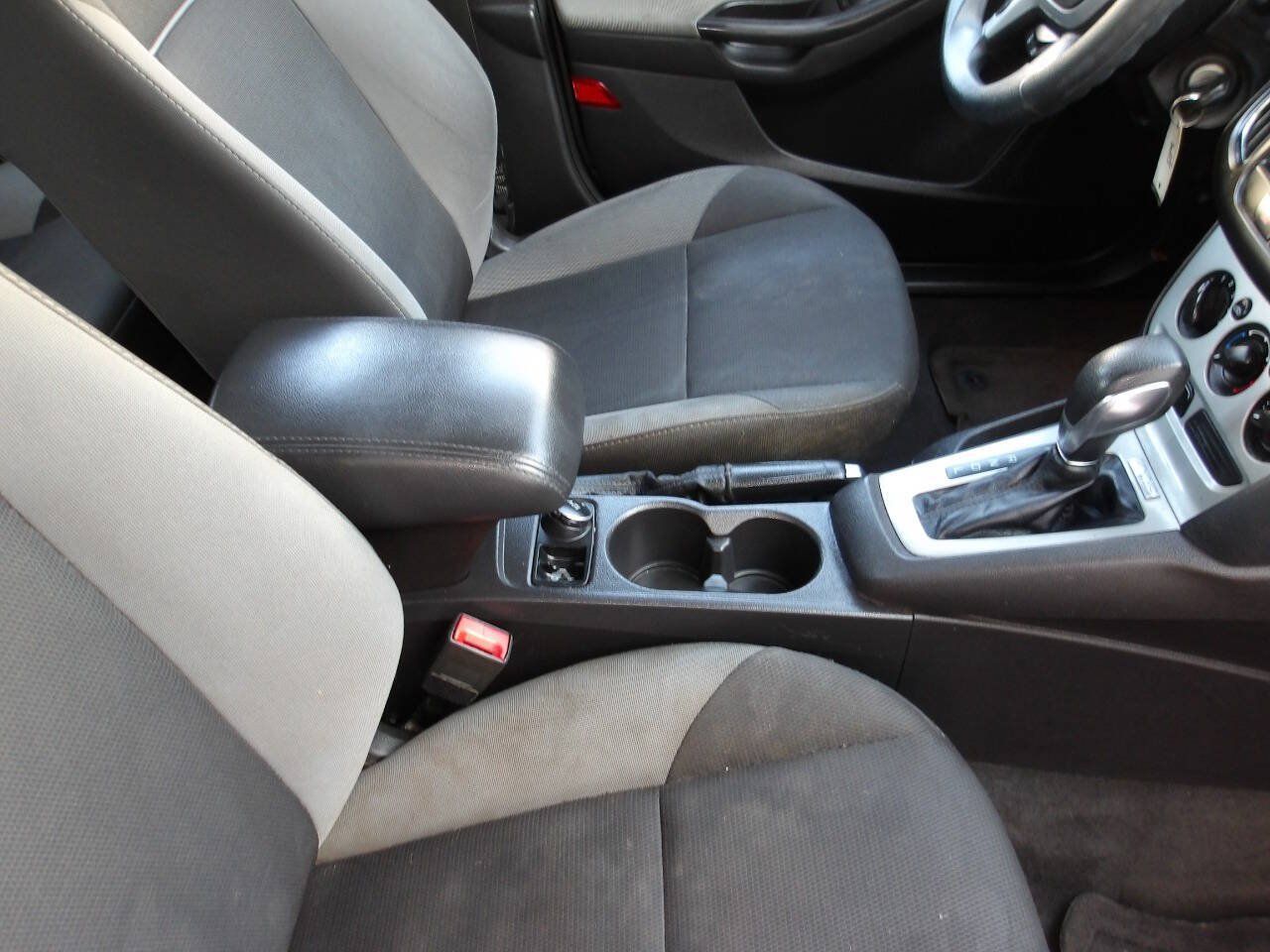 Used 2014 Ford Focus SE FWD image 17