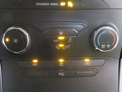 Used 2019 Ford Edge SE image 21