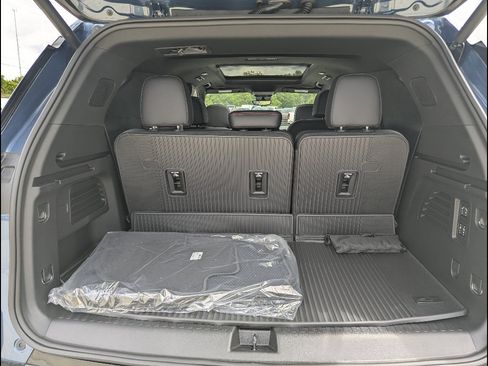 New 2026 Chevrolet Traverse RS w/ LPO, Floor Liner Package AWD/4WD image 16