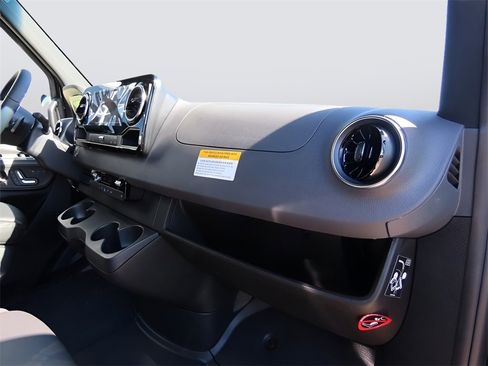 Used 2024 Mercedes-Benz Sprinter 2500 image 12