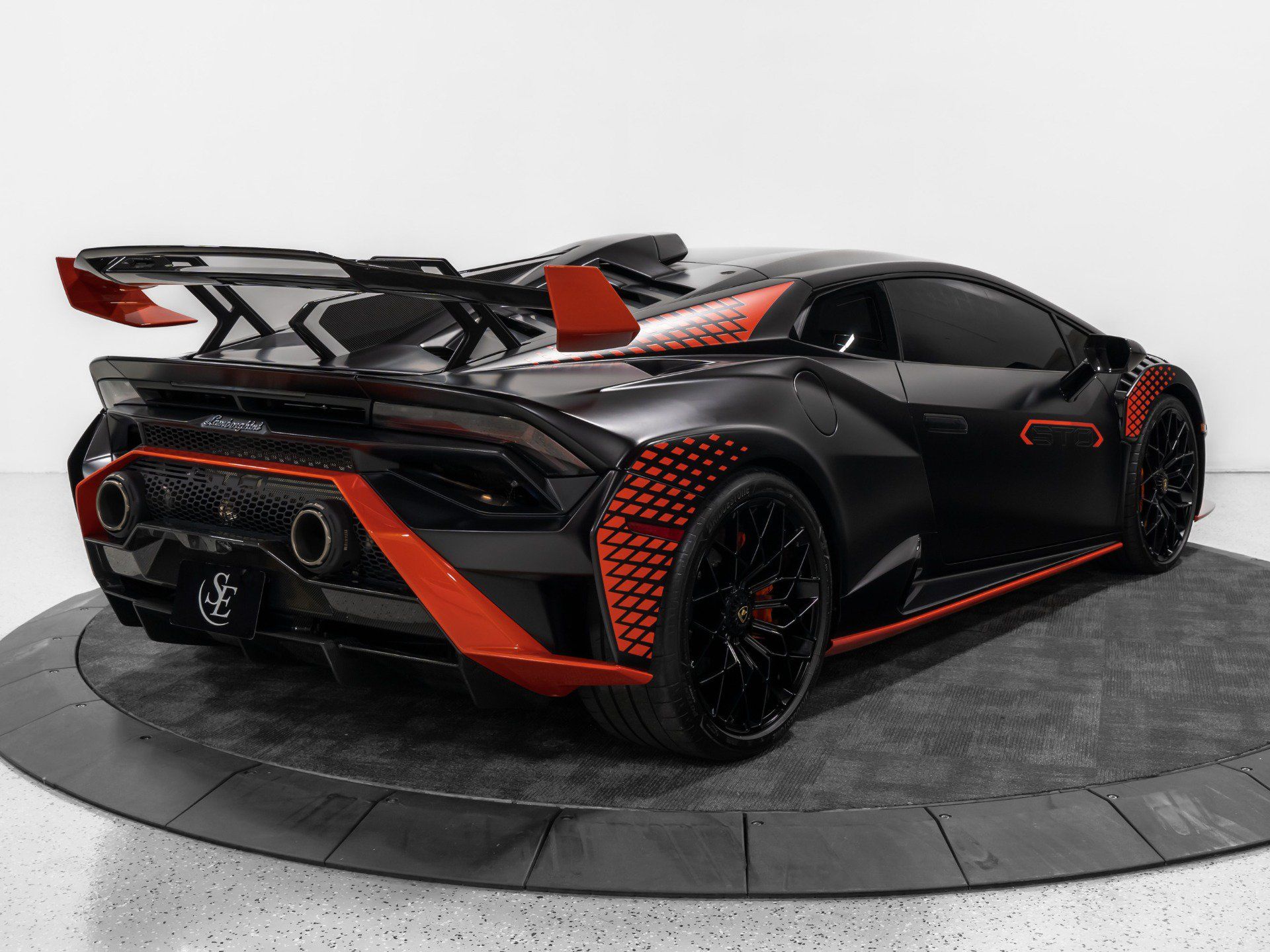 Used 2024 Lamborghini Huracan STO RWD image 9